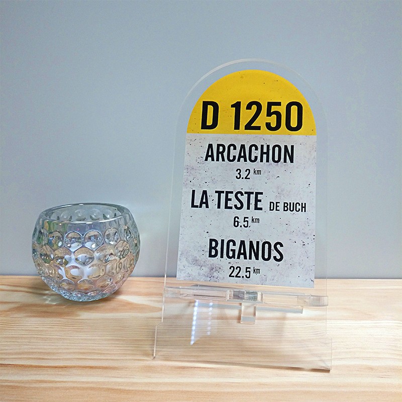 Borne Gironde D1250 – Support de Téléphone Plexiglas