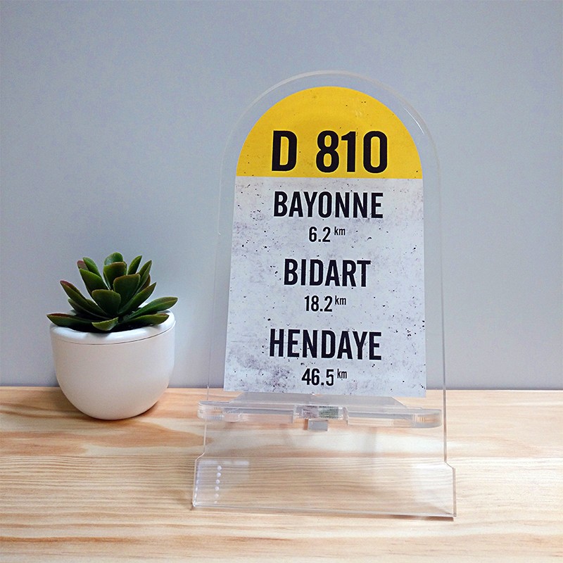 Borne Pays Basque D810 – Support de Téléphone Plexiglas