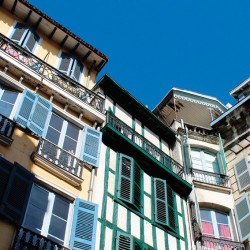 tableau-toile-maisons-ville-de-bayonne