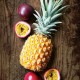 tableau-fruits-exotiques-fond-bois